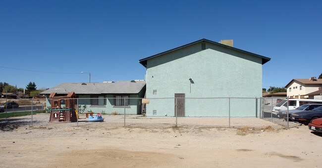 16676 Ramada Dr in Victorville, CA - Foto de edificio - Building Photo