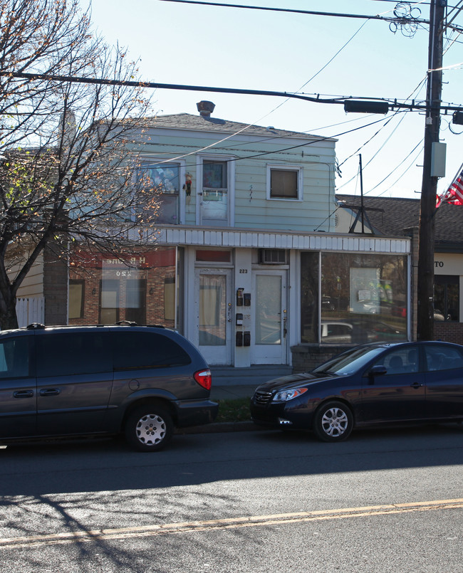 219 W Manilus St in East Syracuse, NY - Foto de edificio - Building Photo