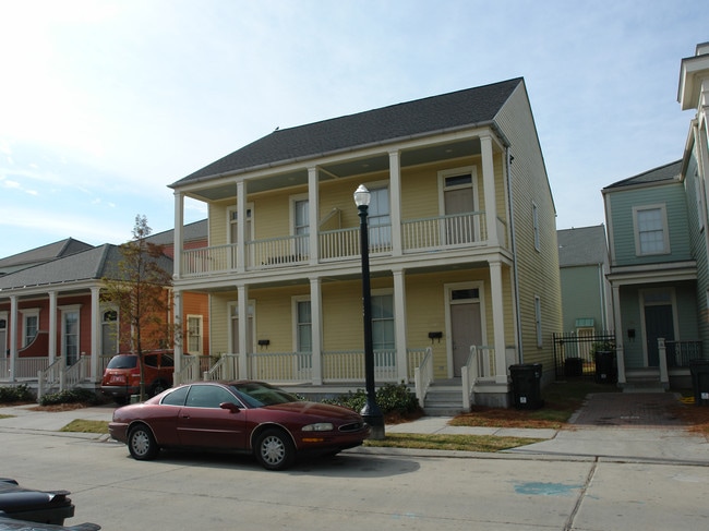 740 St Mary Dr in New Orleans, LA - Foto de edificio - Building Photo