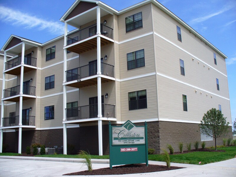 1911 Cobblestone Ln in Milan, IL - Foto de edificio