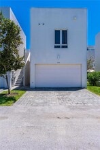 6410 NW 105th Pl in Doral, FL - Foto de edificio - Building Photo