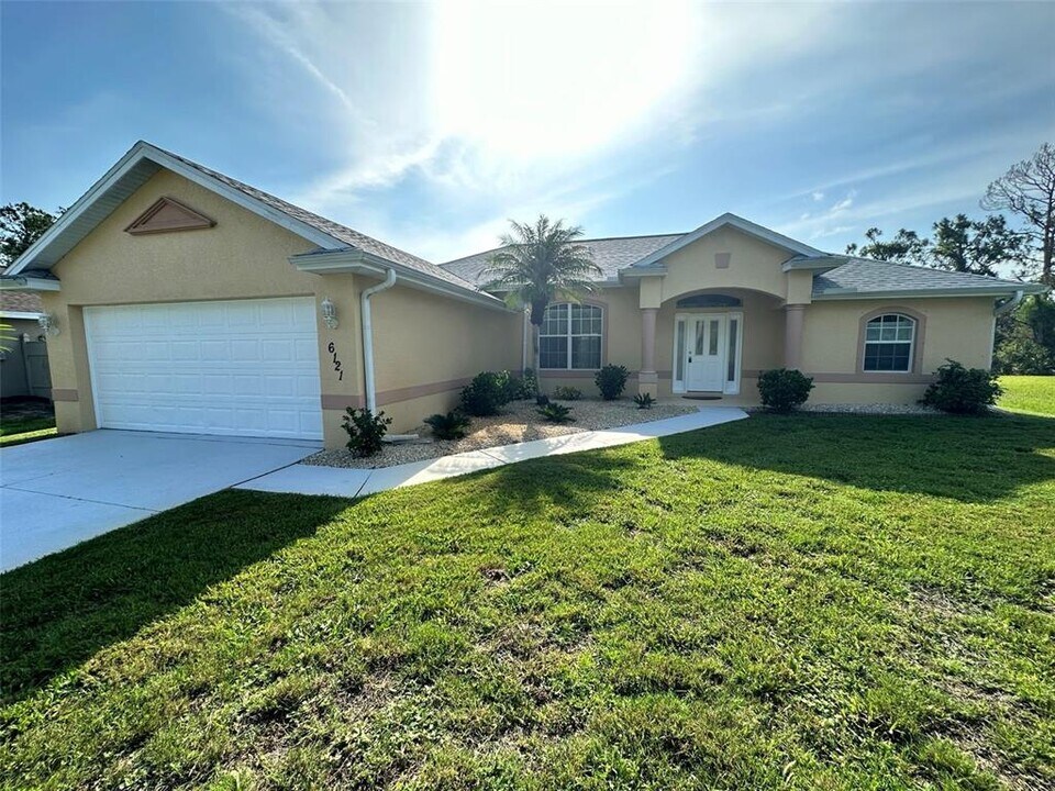 6121 Surf Ave in North Port, FL - Building Photo