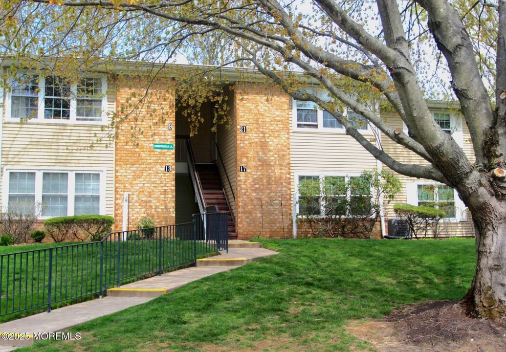 17 Honeysuckle Ln in Red Bank, NJ - Building Photo