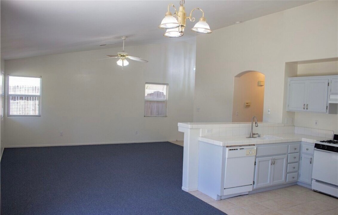 8508 Northshore Dr in Bakersfield, CA - Building Photo