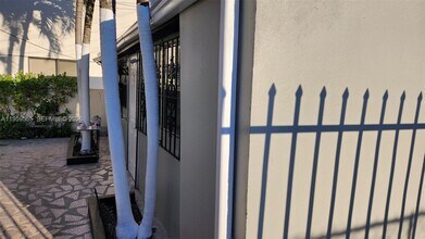 2272 SW 8th St in Miami, FL - Building Photo - Building Photo