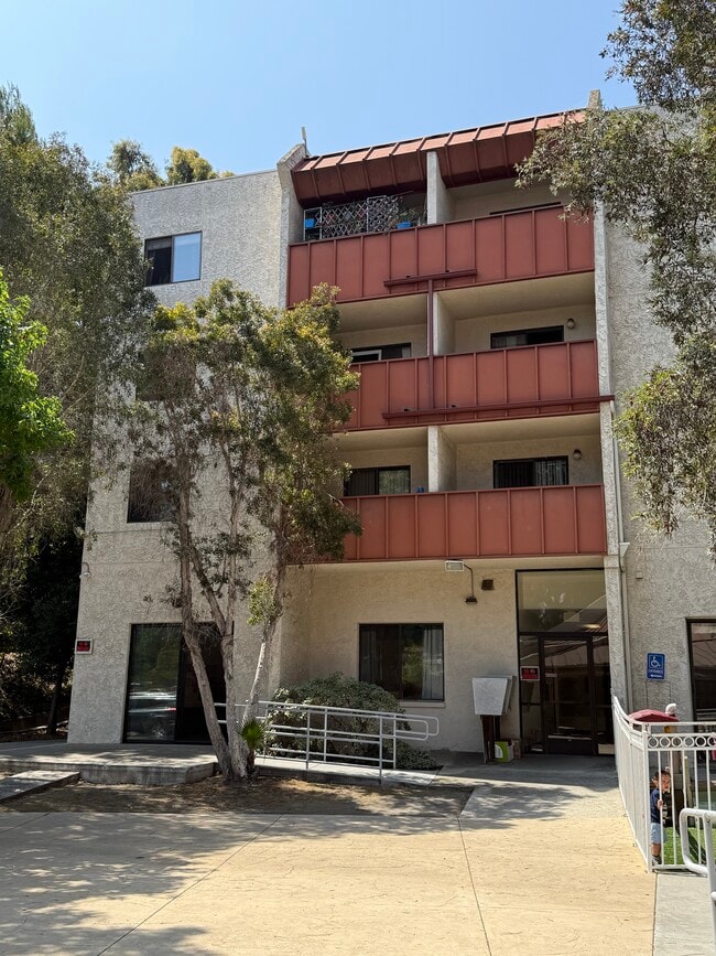 4857 College Ave, Unit 301 in San Diego, CA - Foto de edificio - Building Photo