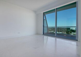 8701 Collins Ave in Surfside, FL - Foto de edificio - Building Photo