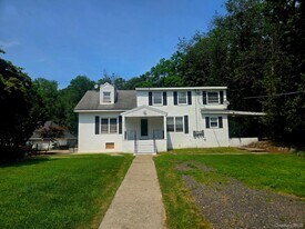 16 Ernest Ln in Mahopac, NY - Building Photo
