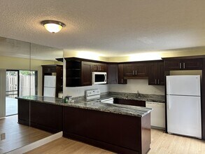 705 7th Ct in Palm Beach Gardens, FL - Building Photo - Building Photo