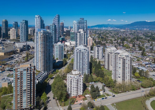 Metro Pointe Burnaby in Burnaby, BC - Building Photo - Building Photo