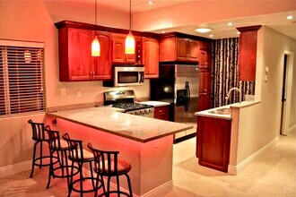 528 N Parker St in Orange, CA - Foto de edificio - Building Photo