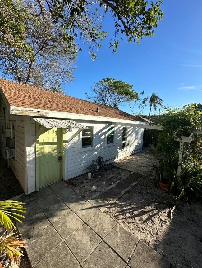 property at 727 S M St
