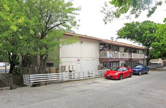 8905 Parkfield Dr in Austin, TX - Foto de edificio - Building Photo