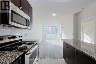 225 Webb Dr in Mississauga, ON - Building Photo - Building Photo