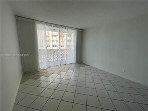 1817 S Ocean Dr in Hallandale Beach, FL - Building Photo - Building Photo