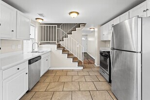 34 E Elza Ave in Hazel Park, MI - Building Photo