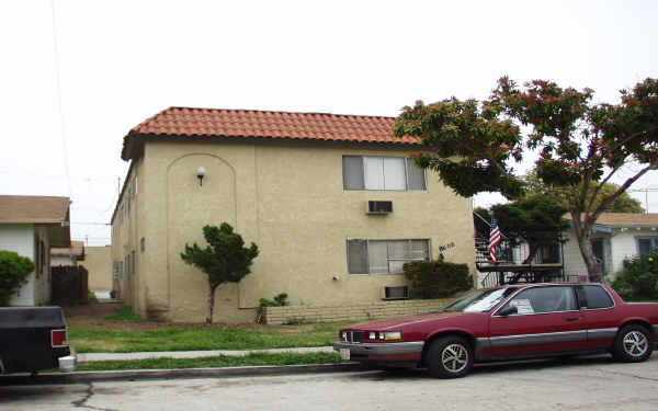 8008 Comstock Ave in Whittier, CA - Foto de edificio - Building Photo