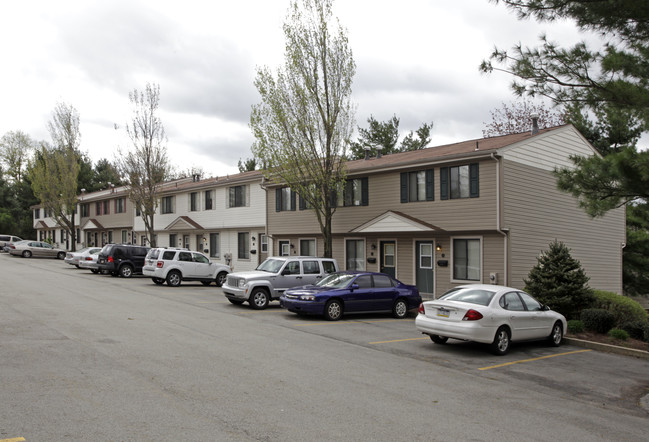 Laural Oaks Court in Pittsburgh, PA - Building Photo - Building Photo