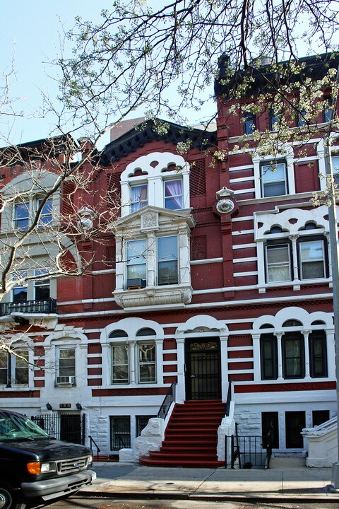 123 W 78th St in New York, NY - Building Photo