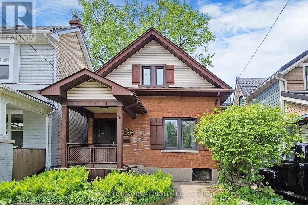 202 Scarborough Rd in Toronto, ON - Building Photo