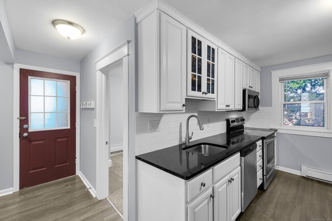 245 Oakland St in Bristol, CT - Building Photo - Building Photo