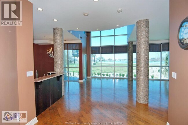 1225 Riverside Dr W in Windsor, ON - Foto de edificio - Building Photo