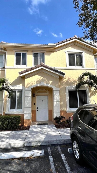 6980 NW 177th St in Miami Gardens, FL - Building Photo