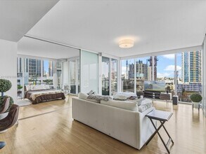1040 Biscayne Blvd in Miami, FL - Building Photo - Building Photo