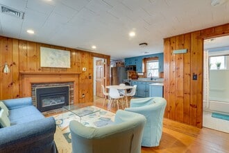 16 Circuit Rd E in West Yarmouth, MA - Foto de edificio - Building Photo