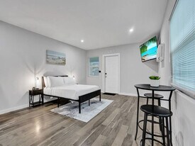 906 N Riverside Dr in Pompano Beach, FL - Building Photo