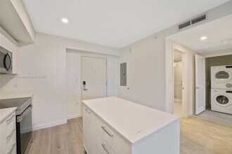 1500 Bay Rd, Unit N-0410 in Miami Beach, FL - Foto de edificio - Building Photo