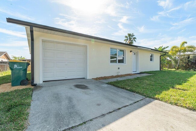 140 S Marjorie Ct in Merritt Island, FL - Foto de edificio - Building Photo