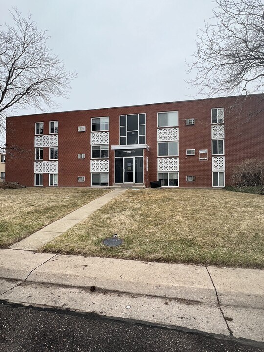 10760 W 8th Ave in Lakewood, CO - Building Photo