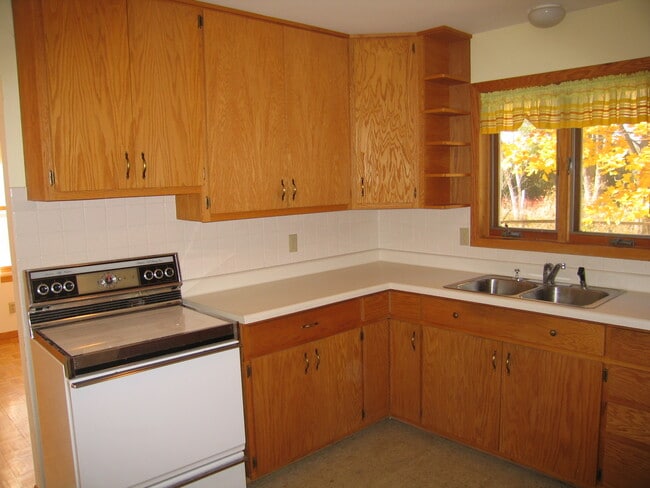 2010 Harley Dr in Fitchburg, WI - Building Photo - Building Photo