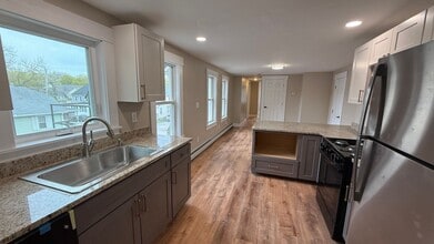 28-30 New York in Dover, NH - Building Photo - Interior Photo