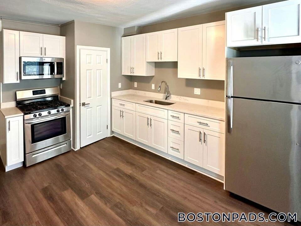 44 Morris St in Boston, MA - Building Photo