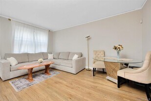 141-42 78th Rd in Queens, NY - Building Photo