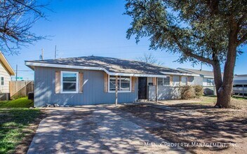 3403 Bangor Dr in Lubbock, TX - Building Photo - Building Photo