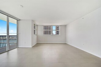1756 N Bayshore Dr, Unit 23B in Miami, FL - Building Photo - Building Photo