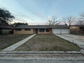 903 Merritt Dr in Lockhart, TX - Building Photo