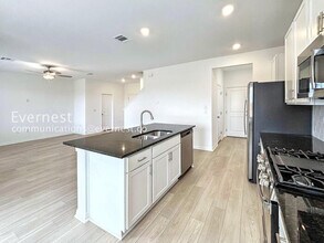 6013 Alfred Acrs Dr in Del Valle, TX - Foto de edificio - Building Photo