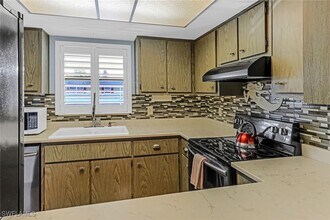 300 Valley Stream Dr in Naples, FL - Building Photo - Building Photo