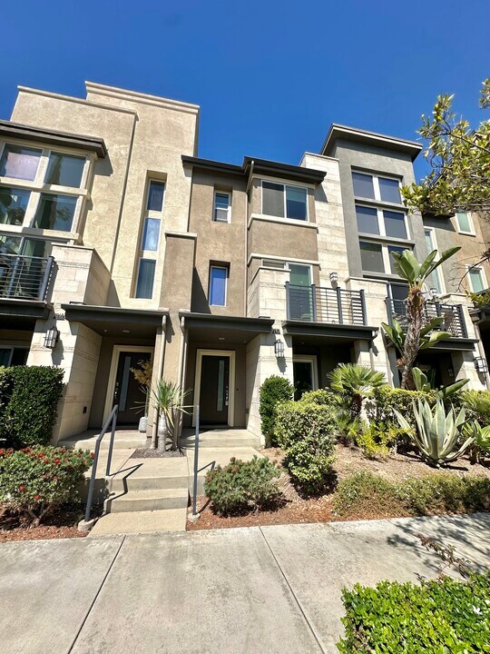 7870 Civita Blvd in San Diego, CA - Foto de edificio