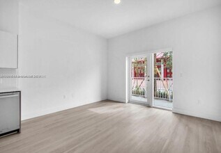 110 Foster Rd in Hallandale Beach, FL - Building Photo - Building Photo