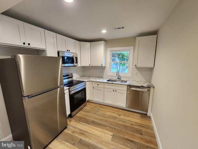 85 Wildflower Rd in Levittown, PA - Building Photo - Building Photo