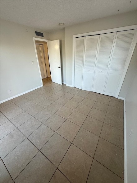 1235 W River Dr in Margate, FL - Foto de edificio - Building Photo