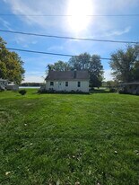 28243 W Fox River Rd in Cary, IL - Building Photo