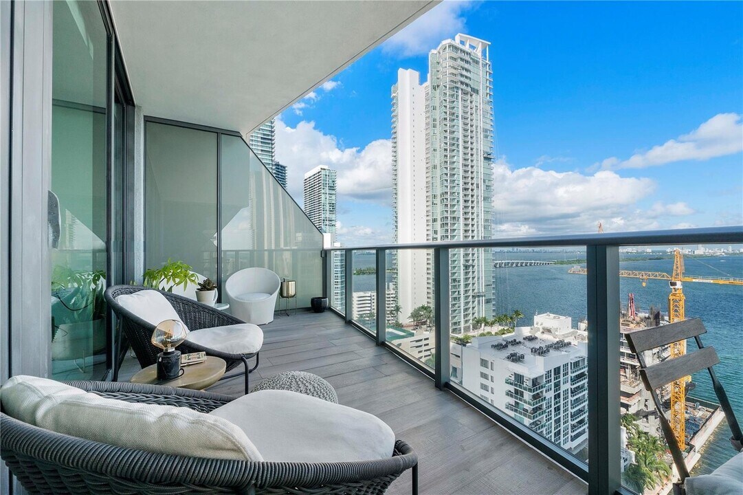 460 NE 28th St, Unit 2103 in Miami, FL - Building Photo