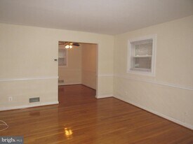 121 E Glendale Ave in Alexandria, VA - Building Photo