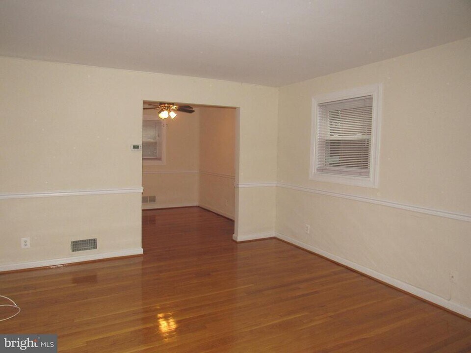 121 E Glendale Ave in Alexandria, VA - Building Photo